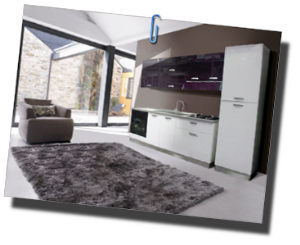 cucina da 220 cm in colore mirtillo lucido e bianco lucido più colonna frigo